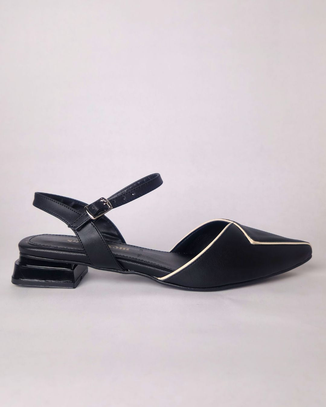 Zapato negro punta fina detalle marfil correa tacon asimetrico 