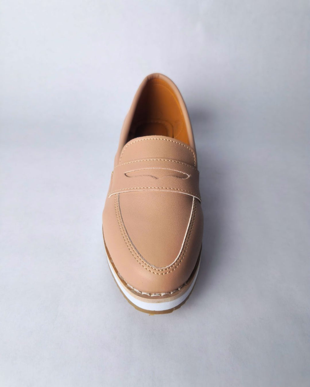 mocasin beige suela deportiva antiderrapante piel sintetica