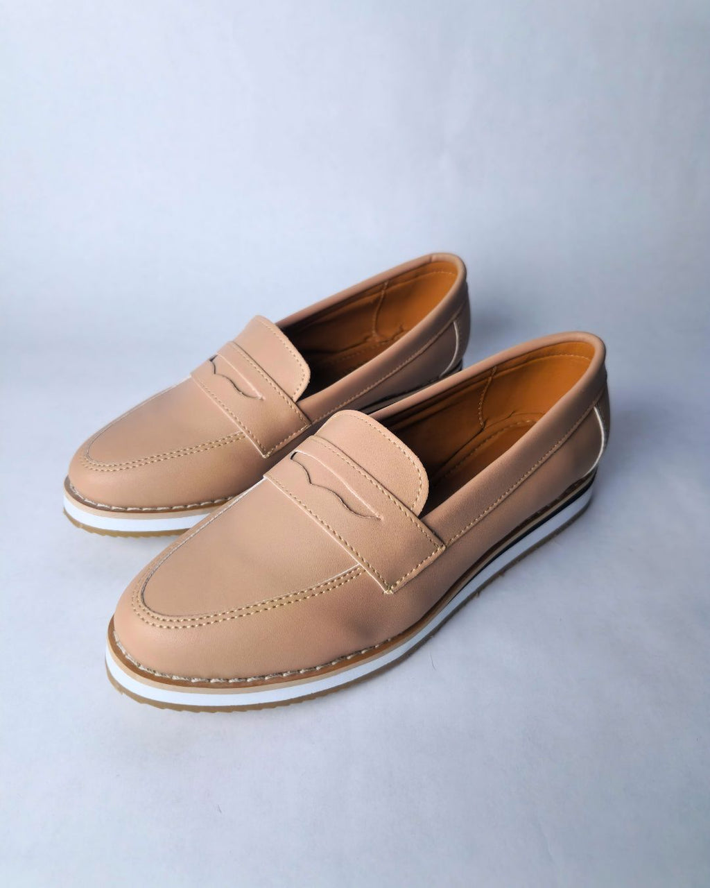 mocasin beige con suela deportiva antiderrapante