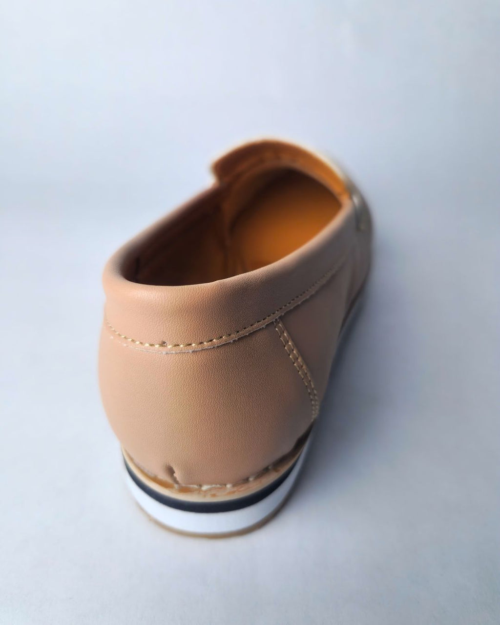 mocasin beige piel sintética suela deportiva antiderrapante