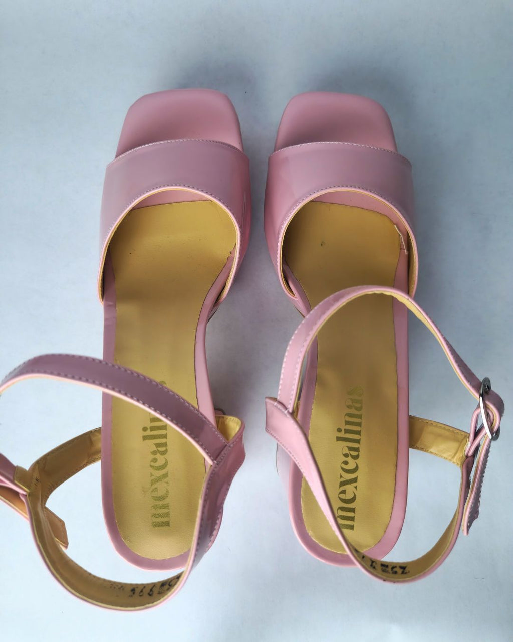 sandalia rosa fiesta tiras con hebillas doradas tacon cuadrado mexcalinas