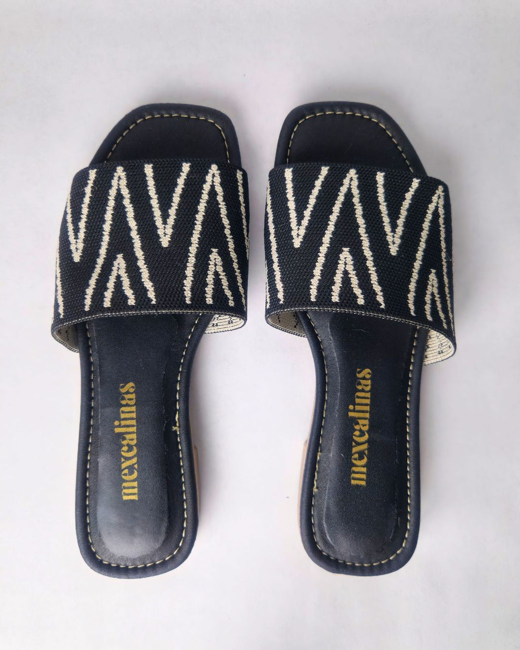 sandalia negra lineas blancas mexcalinas