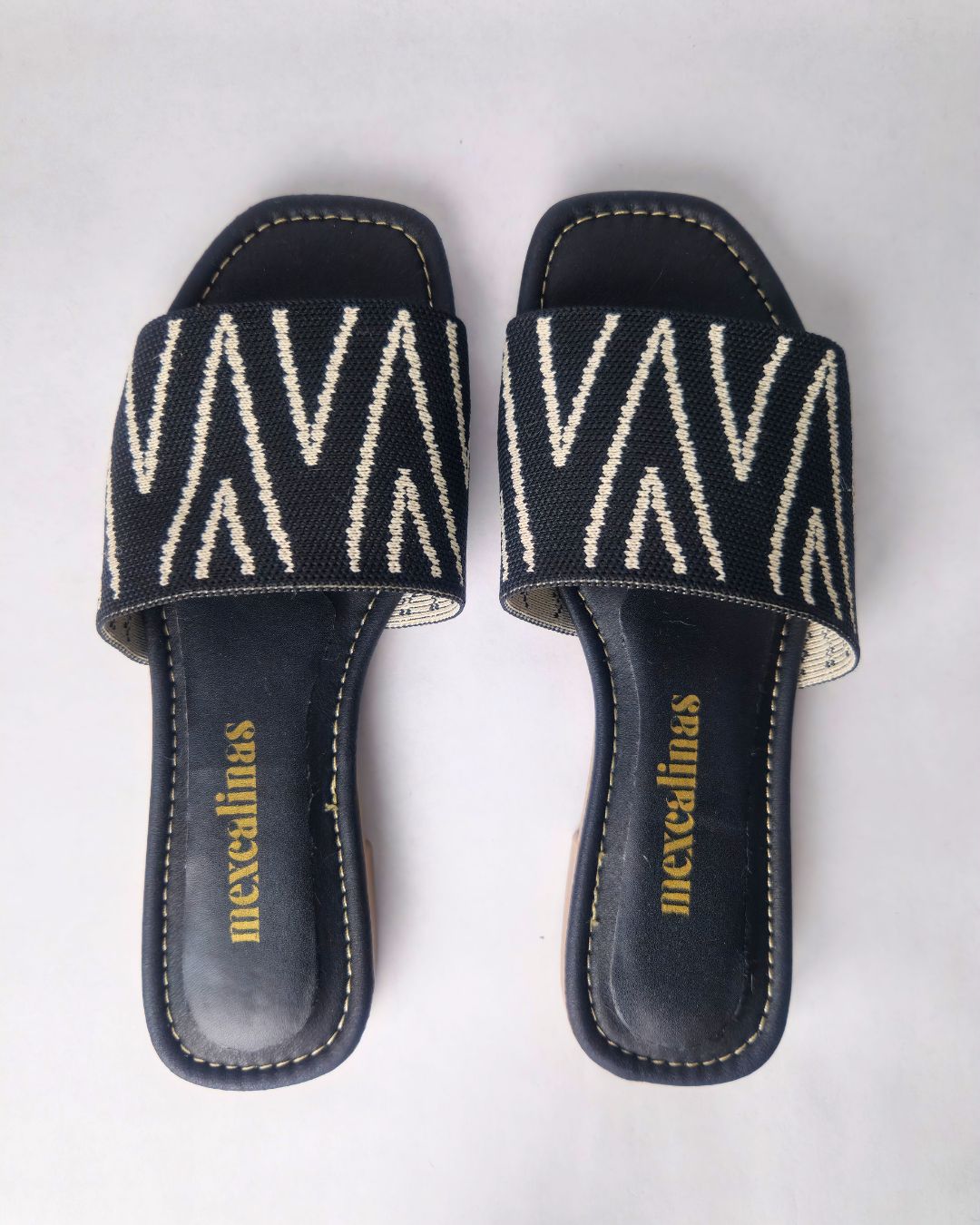 sandalia negra lineas blancas mexcalinas