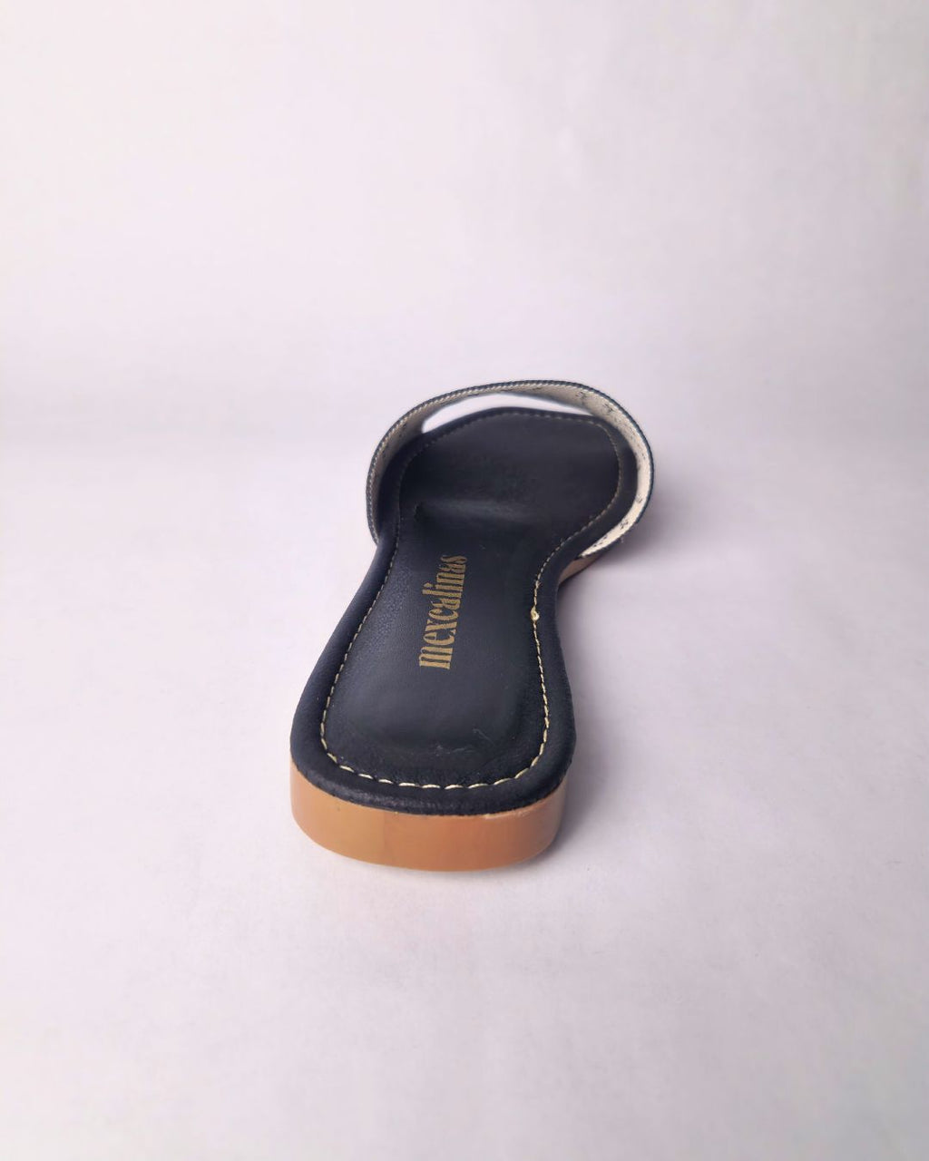 sandalia negra lineas blancas tacón bajo suela acolchada