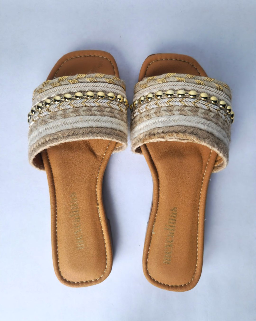 sandalias sol tonos beige yute suela acolchada detalles dorados mexcalinas