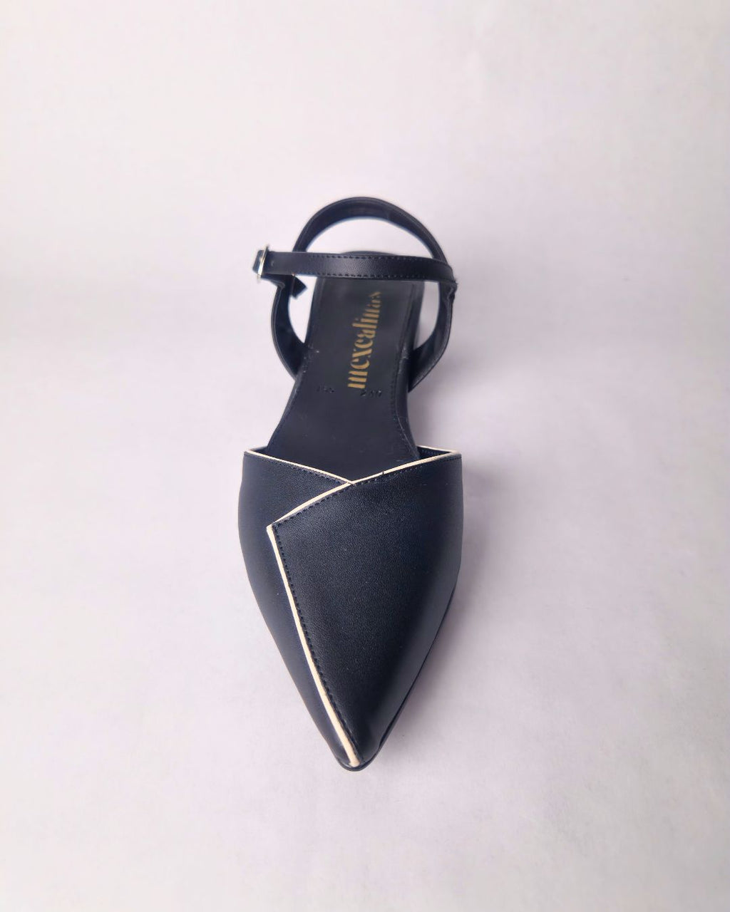 tacon alameda negro punta fina contraste blanco correa negra con hebilla mexcalinas