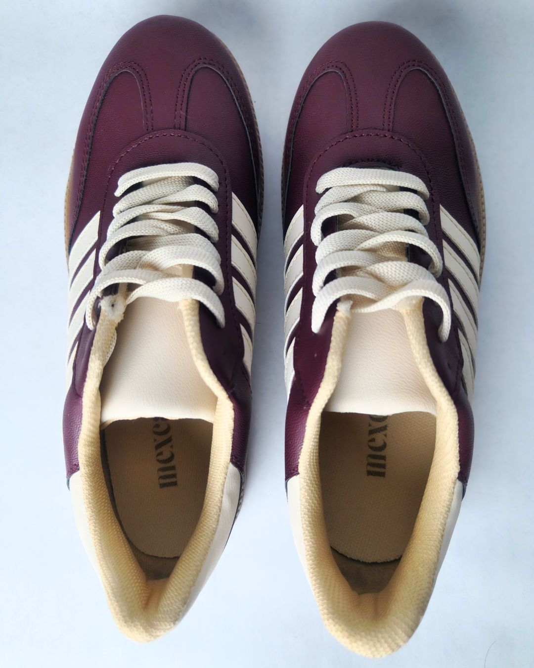 tenis malva suela goma acolchada lengueta blanca tono vino mexcalinas