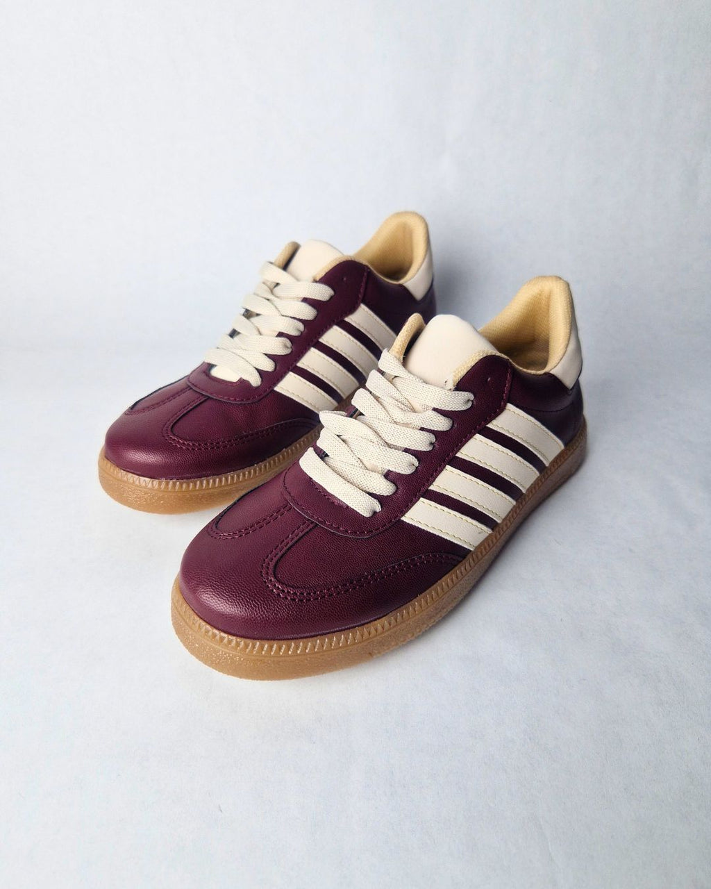 tenis malva tono vino cuatro franjas blancas suela goma antideslizante mexcalinas