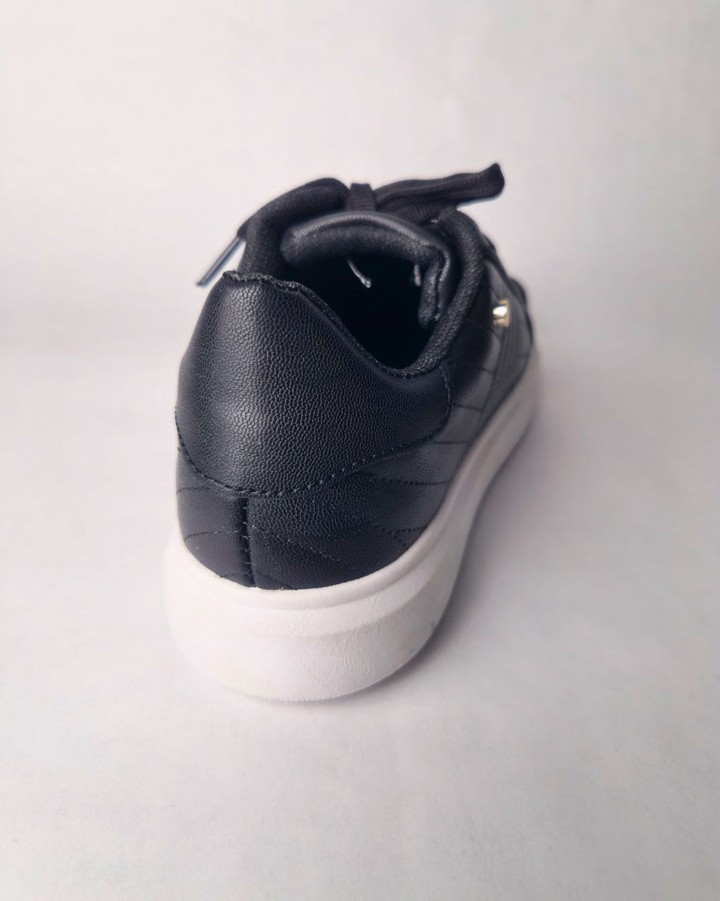 tenis onix negros bordados lateras detalle dorado suela blanca chunky antideslizante mexcalinas