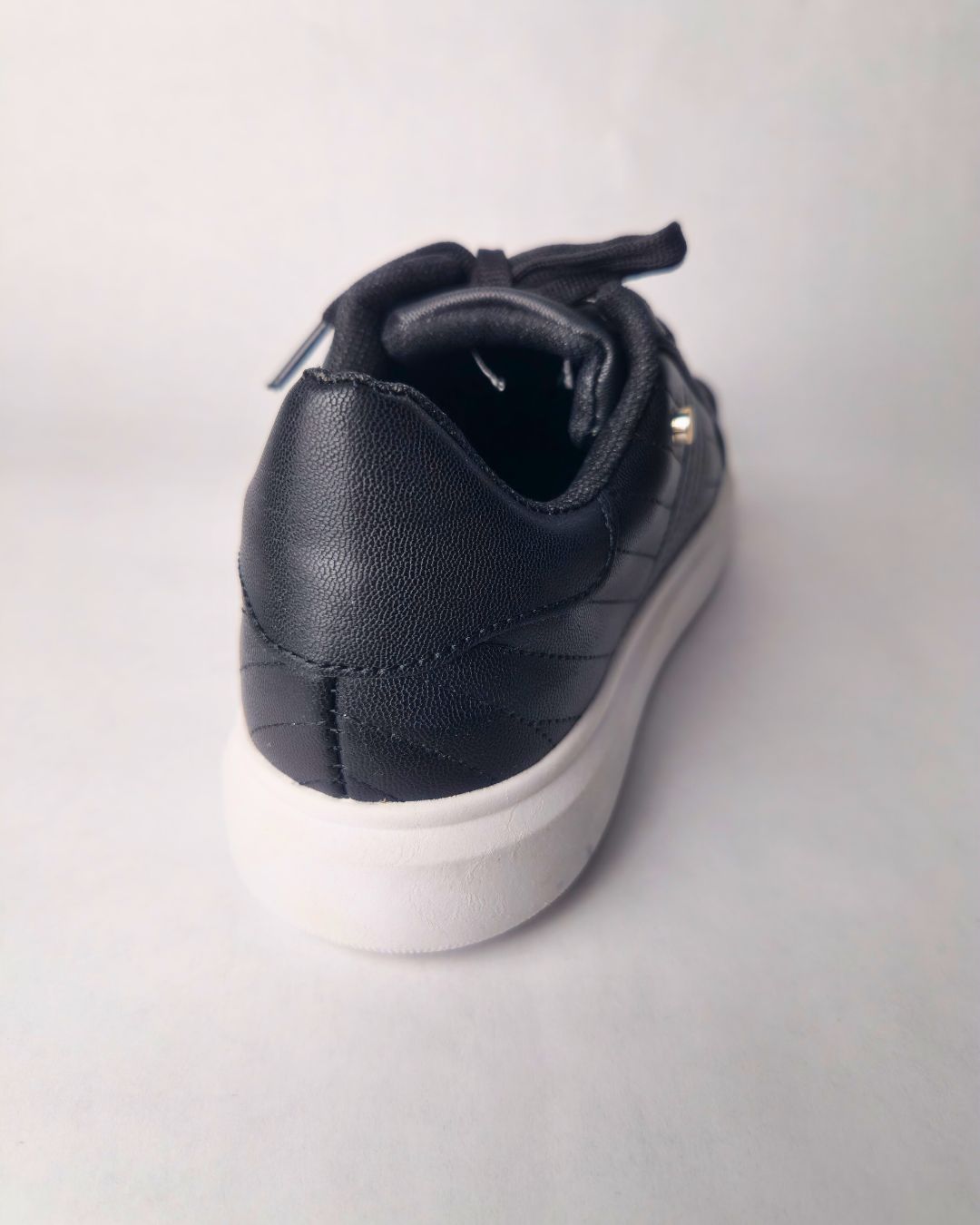 tenis onix negros bordados lateras detalle dorado suela blanca chunky antideslizante mexcalinas